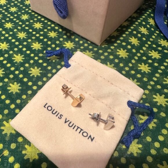 Louis Vuitton Essential V Stud Earrings Mixed Metal (1 Gold, 1 Silver) - Picture 4 of 7
